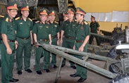 阮新疆上将在平阳省与选民代表接触并对第四军团进行工作访问